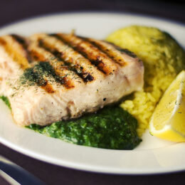 Frischer Fisch mit Spinat und Reis