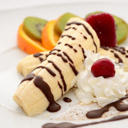 Bananensplit mit geschlagener Sahne