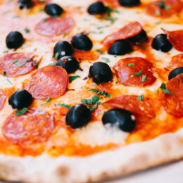 Pizza Salami mit schwarzen Oliven